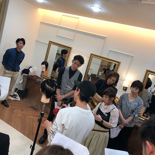 こんにちは。店長の飛鳥馬です。今日はKateさんから講師に来てくださってショートカットの講習会を行いました！感覚やセンスで切っていたスタイルを理論的に分かりやすく教わりました！みんなイキイキとした表情で新しい技術を学びます★#BRP#春日部#フィオレンテ#美容室#トータルビューティ#越谷#美容室求人#アイラッシュ#アイリスト#求人#ネイル#ネイリスト#スタイリスト#アシスタント#日曜日#定休日#福利厚生
