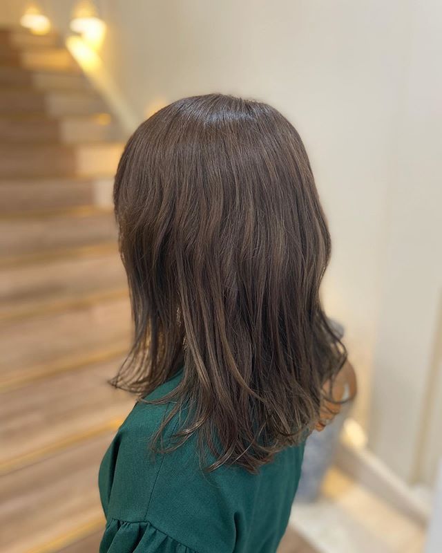 春日部駅から徒歩2分･:*+. 40代の髪のお悩みはお任せ下さい！animo(アニモ)フィオレンテ春日部店長の山口です☆オレンジ系の色味を変えたくてカーキアッシュに️ くせ毛を生かして毛先は、ビューロンでカールを出してスタイリング剤はNドットのポリッシュオイルのみでお仕上げしました♪#ナプラ#Nドットセラム#ミルボン#Nドットポリッシュオイル#お子様同伴ok #当日ご予約OK#ロブ#エルジューダ#エルジュダエマルジョン#クレオンしんちゃん#春日部#アーバンパークライン#南桜井#春日部西口#春日部の美容室#ナシードカラー#ナピュール#ヘアビューロン#アレンジスタイル#ビューロンカールアイロン#2019#袴ヘア#袴#ゴルフ#40代の髪の悩み