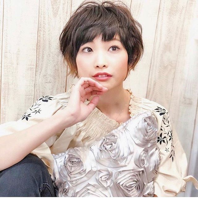 春日部駅から徒歩2分･:*+. 40代の髪のお悩みはお任せ下さい！animo(アニモ)フィオレンテ春日部店山口です♬ こんな時は気分を変えてショートヘアに♬ドライ時間も短縮できます❣️ 当店はコロナ対策として時間を決めて店内の入口を開けて換気しております️️そして次亜塩素酸の加湿器も設置しております・また当店はコロナ対策として従業員マスク営業させて頂いておりますまた皆様にアルコール消毒ご協力頂いておりますのでよろしくお願いします#ナプラ#Nドットセラム#ミルボン#Nドットポリッシュオイル#お子様同伴ok #当日ご予約OK#ロブ#エルジューダ#エルジュダエマルジョン#クレオンしんちゃん#春日部#アーバンパークライン#南桜井#春日部西口#春日部美容室#ナシードカラー#ナピュール#ヘアビューロン#アレンジスタイル#ビューロンカールアイロン#2019#袴ヘア#袴#ゴルフ#40代の髪の悩み