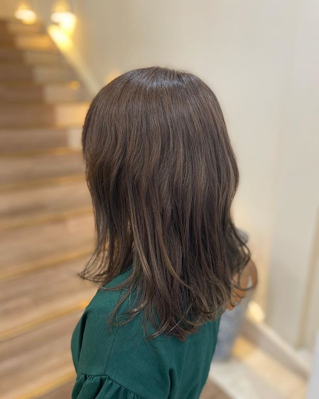 春日部駅から徒歩2分･:*+. 40代の髪のお悩みはお任せ下さい！animo(アニモ)フィオレンテ春日部店山口です♬赤みを消してくれるカーキ系は透明感あり、色白の方にオススメですよ♬当店はコロナ対策として時間を決めて店内の入口を開けて換気しております️️そして次亜塩素酸の加湿器も設置しております・また当店はコロナ対策として従業員マスク営業させて頂いておりますまた皆様にアルコール消毒ご協力頂いておりますのでよろしくお願いします#ナプラ#Nドットセラム#ミルボン#Nドットポリッシュオイル#お子様同伴ok #当日ご予約OK#ロブ#エルジューダ#エルジュダエマルジョン#クレオンしんちゃん#春日部#アーバンパークライン#南桜井#春日部西口#春日部美容室#ナシードカラー#ナピュール#ヘアビューロン#アレンジスタイル#ビューロンカールアイロン#2019#袴ヘア#袴#ゴルフ#40代の髪の悩み