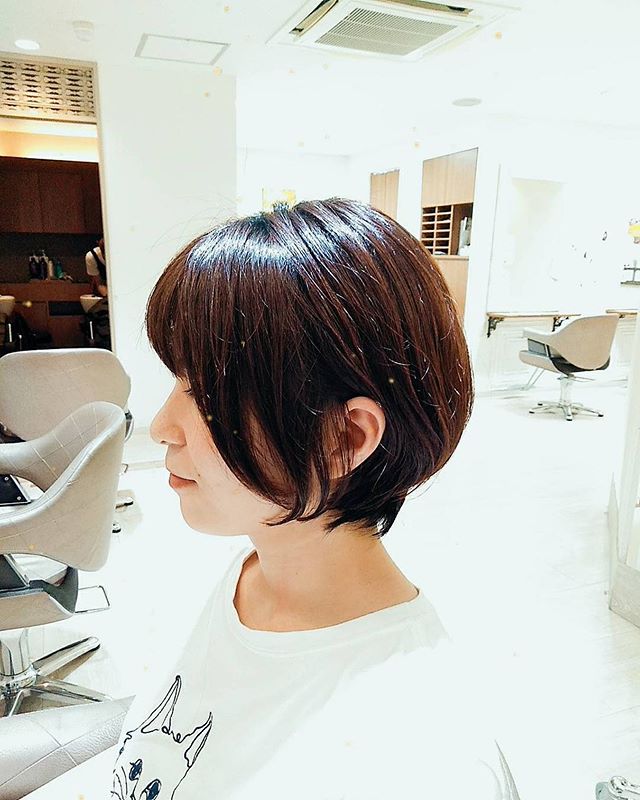 春日部駅から徒歩2分･:*+. 40代の髪のお悩みはお任せ下さい！animo(アニモ)フィオレンテ春日部店山口です♬大人女子のショートスタイル気分を変えてバッサリカットしてみませんか？？ 当店はコロナ対策として時間を決めて店内の入口を開けて換気しております️️そして次亜塩素酸の加湿器も設置しております・また当店はコロナ対策として従業員マスク営業させて頂いておりますまた皆様にアルコール消毒ご協力頂いておりますのでよろしくお願いします#ナプラ#Nドットセラム#ミルボン#Nドットポリッシュオイル#お子様同伴ok #当日ご予約OK#ロブ#エルジューダ#エルジュダエマルジョン#クレオンしんちゃん#春日部#アーバンパークライン#南桜井#春日部西口#春日部美容室#ナシードカラー#ナピュール#ヘアビューロン#アレンジスタイル#ビューロンカールアイロン#2019#袴ヘア#袴#ゴルフ#40代の髪の悩み