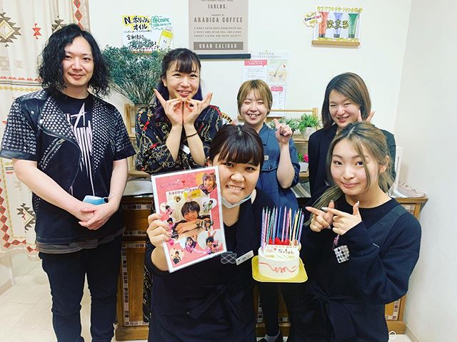 春日部駅から徒歩2分･:*+. 40代の髪のお悩みはお任せ下さい！animo(アニモ)フィオレンテ春日部店の山口です♬先日️ネイリスト遠藤のお誕生日でした営業後にみんなでお祝いしました️ 大人ネイルならぜひ遠藤にお任せ下さい❣️ 当店はコロナ対策として時間を決めて店内の入口を開けて換気しております️️そして次亜塩素酸の加湿器も設置しております・また当店はコロナ対策として従業員マスク営業させて頂いておりますまた皆様にアルコール消毒ご協力頂いておりますのでよろしくお願いします#ナプラ#Nドットセラム#ミルボン#Nドットポリッシュオイル#お子様同伴ok #当日ご予約OK#ロブ#エルジューダ#エルジュダエマルジョン#クレヨンしんちゃん#春日部#アーバンパークライン#南桜井#春日部西口#春日部美容室#ナシードカラー#ナピュール#ヘアビューロン#アレンジスタイル#ビューロンカールアイロン#2019#袴ヘア#袴#ゴルフ#40代の髪の悩み