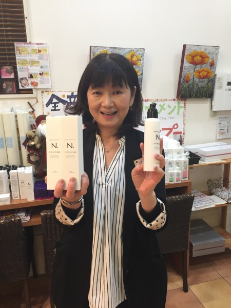 こんばんは！ 川間北口の阿部です。 ボタニカルエキスとシアバター 配合で髪を補修しながら スタイリングがっきます。 この商品は雑誌にも よく載っています。