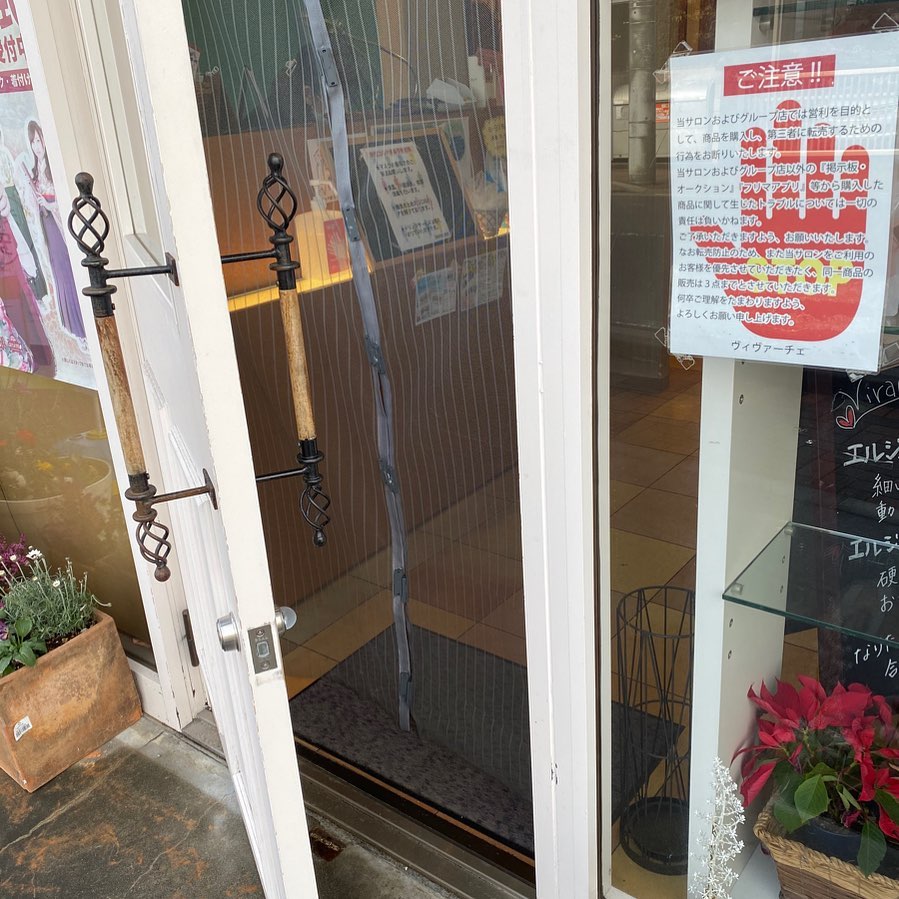 入り口のドアは開けたままで営業しています寒い方はカイロもご用意してますのでお気軽にお声がけして下さい‍♀️vivaceでは引き続きお客様に安心してご来店頂けますよう、感染症予防対策にさらなる徹底をして参ります。感染予防対策として…全スタッフの手洗いうがい、検温、健康管理、お店の換気をいつも以上に徹底。ご来店いただいたお客様への検温。(37.5度以上ある方は施術をお断りさせていただいております。)消毒器の設置・お入りいただく際に必ず、手指およびお洋服を高機能除菌液にて消毒していただいております。スタッフ全員の完全マスク着用。お客様が席を変わる毎にテーブル、椅子、お手洗いやシャンプー台、ロッカーなど、接触する部分のアルコール消毒。お客様毎にスタッフの手指消毒および、器具のアルコール消毒を徹底。タオルは清潔を重視したプライベートタオル（使い切り）を使用。等、対策をさらに徹底することで、引き続き感染防止に努めております。お客様が、安心してリラックスできる環境作りを徹底すると共に、1人でも多くのお客様のキレイのお手伝いが出来る様にスタッフ一同、努力して参ります。ご来店心よりお待ちしております。