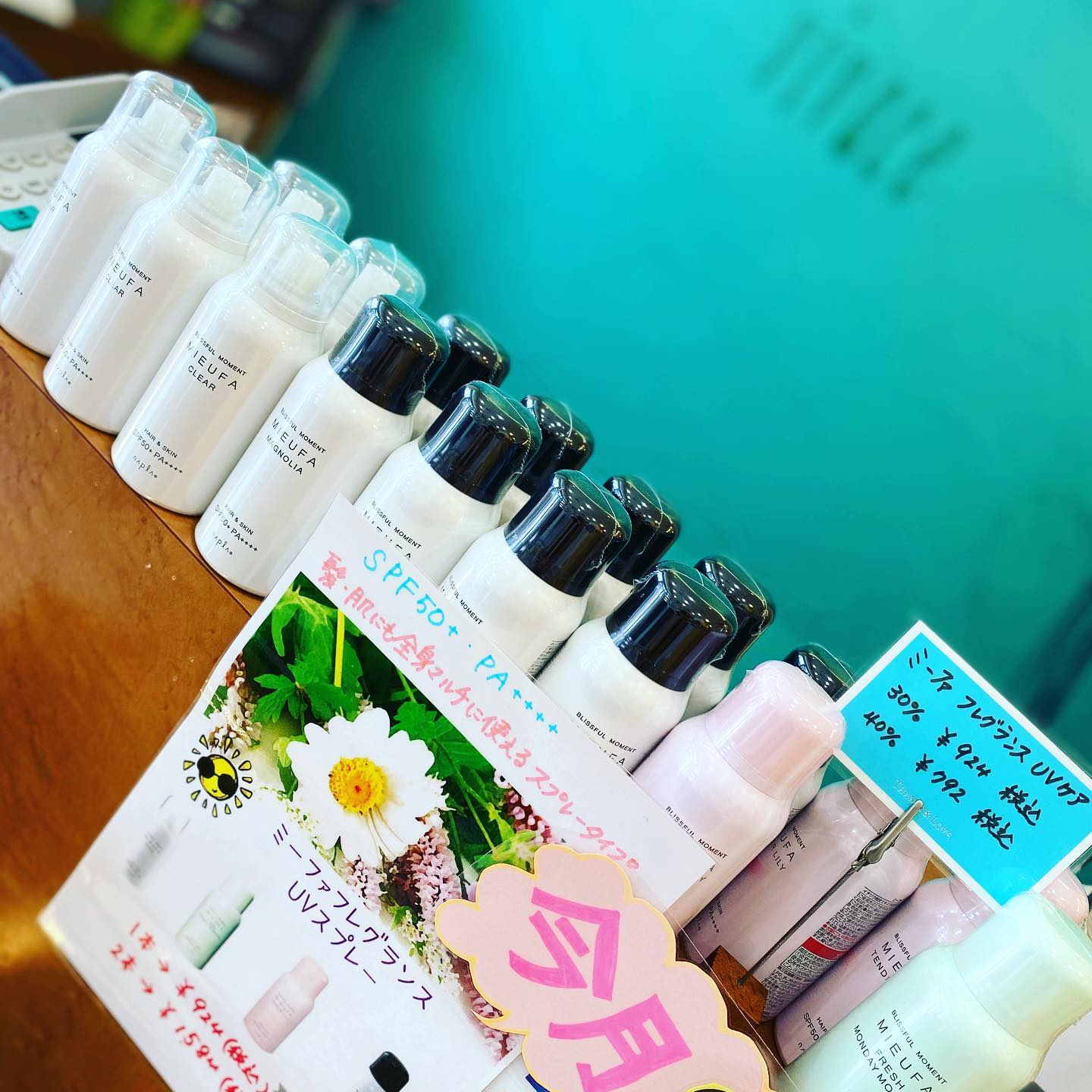 今月おすすめ商品髪、顔、身体に使えるフレグランスuvスプレーです。スプレータイプだからとても使いやすく香りも残るのでとても人気です🏖vivaceでは引き続きお客様に安心してご来店頂けますよう、感染症予防対策にさらなる徹底をして参ります。感染予防対策として…全スタッフの手洗いうがい、検温、健康管理、お店の換気をいつも以上に徹底。ご来店いただいたお客様への検温。(37.5度以上ある方は施術をお断りさせていただいております。)消毒器の設置・お入りいただく際に必ず、手指およびお洋服を高機能除菌液にて消毒していただいております。スタッフ全員の完全マスク着用。お客様が席を変わる毎にテーブル、椅子、お手洗いやシャンプー台、ロッカーなど、接触する部分のアルコール消毒。お客様毎にスタッフの手指消毒および、器具のアルコール消毒を徹底。タオルは清潔を重視したプライベートタオル(使い切り)を使用。等、対策をさらに徹底することで、引き続き感染防止に努めております。お客様が、安心してリラックスできる環境作りを徹底すると共に、1人でも多くのお客様のキレイのお手伝いが出来る様にスタッフ一同、努力して参ります。ご来店心よりお待ちしております。#N.#エヌドット#ナプラ#ミルボン#美容師の休日#美容師の卵#美容学生#美容師 #美容師募集 #スタッフ募集 #美容室 #美容専門学校 #美容師国家試験 #スタイリスト募集 #アシスタント募集 #ネイリスト募集 #美容好き #美容学生 #ママさん美容師 #アーバンパークライン #セットアップ#野田市#川間#緊急事態宣言#コロナ感染予防