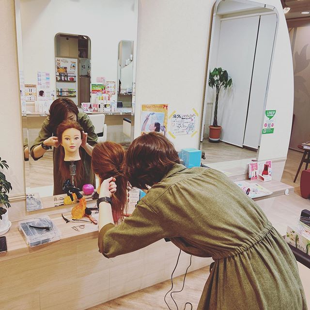 明けましておめでとう御座います️本日から仕事初めです️もうすぐ成人式が待ってますのでレッスンの日々です川間南口店山本#vivace川間#野田美容室#ナプラnドット #へああれんじ #成人式ヘア