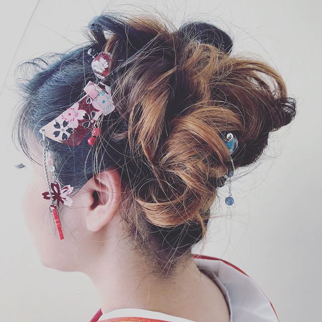 こんにちは！野田市のご成人をお迎えする方々、またご家族の方々おめでとうございます。毎年、この素敵なイベントに携わる事が出来る仕事に感謝します。朝からのお支度で皆さん、お疲れかと思いまが、記念日をいっぱい楽しんでくださいね❣️🤗 #vivace  #vivace川間南口 #野田#野田市 #川間駅 #美容師 #美容専門学校 #美容好き #パーマ #デジタルパーマ #ショート #マッシュ #ボブ #ナプラ #N. #シアミルク #成人式 #卒業式  #七五三 #振袖 #袴 #成人式アップ #卒業式ヘア