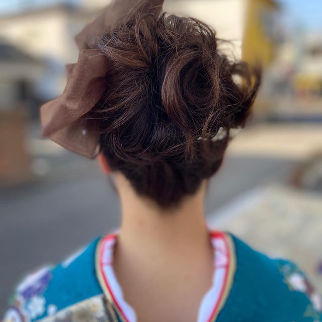 成人式アレンジパート2大きめのリボンがインパクトがあって可愛いかったです️来年度の成人式のご予約埋まってきていますのでおはやめに！川間南口店山本#2020成人式#野田成人式#成人式アレンジ#野田美容室#vivaceアレンジ
