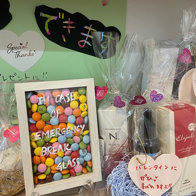 バレンタイン用に商品のラッピングをしております️本日お客様から頂いたマーブルチョコのディスプレイです！ありがとうございました川間南口店山本#ナプラ#Nドットセラム#ミルボン#Nドットシアミルク#お子様同伴ok #当日ご予約OK#ロブ#エルジューダ#エルジュダエマルジョン#ナシードカラー#ナピュール#ヘアビューロン#アレンジスタイル#ビューロンカールアイロン#袴ヘア#袴#ゴルフ#縮毛矯正  #美容室 #