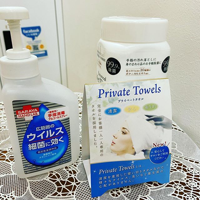 当店ではコロナ対策に万全をきしてます。来店時の手指消毒、次亜塩素酸での空気洗浄、セット面のアルコール消毒、お客様同士一定の距離をとるためセット面を一個とばしで使用、こまめなスタッフの手洗いうがいの徹底、スタッフのマスク着用など対策をしております。また、先程政府から美容院の業務継続の発表もありましたので安心してご利用ください。#野田美容室#vivace#コロナ対策#緊急事態宣言美容室#やってる美容院#