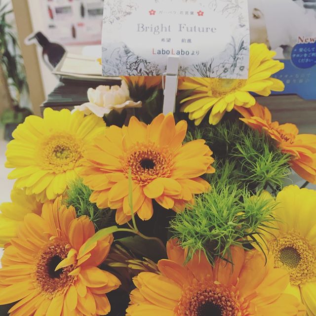 こんにちは！vivaceの大友です。今週も一週間無事に営業する事が出来ました。先日、いつもお世話になっているビジネスパートナー様からスタッフへお花の贈り物が届きました。とても可愛いらしく、癒されました。そして、いつもご来店いただいているお客様からは手作りのマスクを頂きました。こちらも心の支えになります！早くマスクなしでの笑顔の営業ができるようになれば嬉しいですね！来週も多少の営業形態を変更させていただきすが、GWも休まず営業いたします。皆様のご来店をお待ちしております！5月4.5.6日も休まず営業いたします！vivace川間南口店0471-29-3403#vivace  #vivace川間南口 #野田#野田市 #川間駅 #美容師 #美容専門学校 #美容好き #パーマ #デジタルパーマ #ショート #マッシュ #ボブ #ナプラ #N. #シアミルク #シアバター #ナシード#LaboLabo