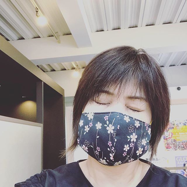 こんばんは！vivaceの大友です❣️ また、手作りマスクいただきました❣️最近、手作りマスクをして営業するとテンションあがります！マスクの下は、毎日笑顔で、皆さんも頑張りましょうね！🤗 #vivace  #vivace川間南口 #野田#野田市 #川間駅 #美容師 #美容専門学校 #美容好き #パーマ #デジタルパーマ #ショート #マッシュ #ボブ #ナプラ #N. #シアミルク #シアバター #ナシード