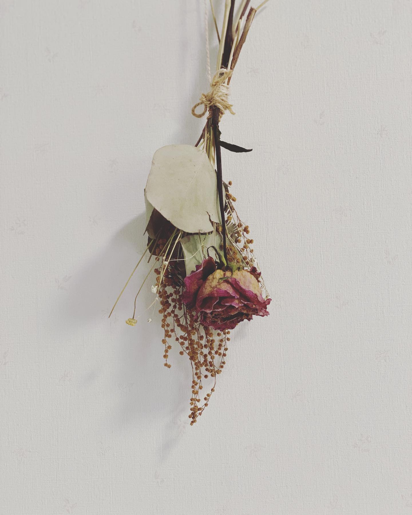 最近、お部屋にお花を飾るようになったので枯れてきてしまったお花をドライフラワーに(バラだけ)どうですかー？雰囲気出てません？🥺・スタイリスト阿部川・#ナプラ#Nドットセラム#Nドットシアミルク #当日ご予約OK#ミルボン#エルジューダ#エルジュダエマルジョン#リファストレートアイロン#野田美容室#ステイホーム#ステイホームがんばろう #お家時間