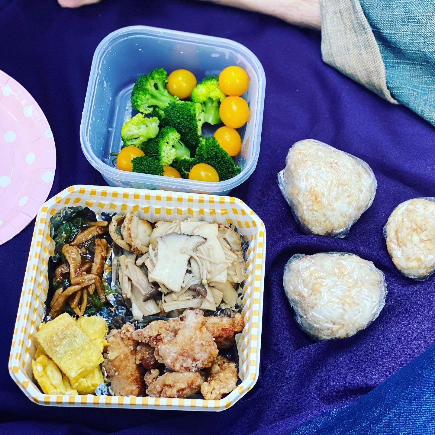 晴れてたおやすみに近所の公園へピクニック秋は外が気持ちいいですね・スタイリスト阿部川・#ナプラ#Nドットセラム#Nドットシアミルク #当日ご予約OK#ミルボン#エルジューダ#エルジュダエマルジョン#リファストレートアイロン#野田美容室#ステイホーム#ステイホームがんばろう #お家時間 #ピクニック #お弁当