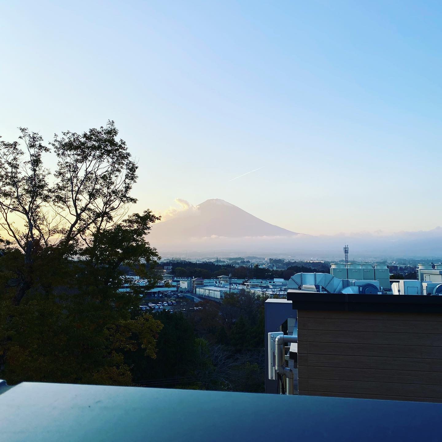 富士山っていつ見てもなんだかいいことありそうな気持ちにさせてくれますもうすぐ今年も終わり。。。悔いのない2020年にそしてまた新しい年を迎えられるように抱負も考えておかなきゃですねっ・スタイリスト阿部川・#N. #Nドット #エヌドット #ナプラ #イルミナカラー #ミルボン #アディクシー #スロウカラー #美容師の休日 #美容師の卵 #美容師求人 #美容師募集 #スタッフ募集 #スタイリスト募集 #アシスタント募集 #ネイリスト募集 #美容好き #リクルート #日曜定休 #エルジューダ #アイラッシュ #埼玉美容師 #似合わせ #ヘアビューロン #ヘアビューザー