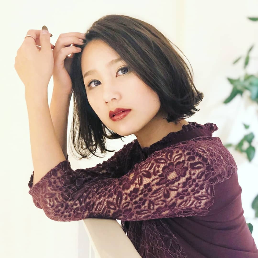 冬のイメージにピッタリの暗めヘアカラーはいかがでしょうか？感染予防対策として…全スタッフの手洗いうがい、検温、健康管理、お店の換気をいつも以上に徹底。ご来店いただいたお客様への検温。(37.5度以上ある方は施術をお断りさせていただいております。)消毒器の設置・お入りいただく際に必ず、手指およびお洋服を高機能除菌液にて消毒していただいております。スタッフ全員の完全マスク着用。お客様が席を変わる毎にテーブル、椅子、お手洗いやシャンプー台、ロッカーなど、接触する部分のアルコール消毒。お客様毎にスタッフの手指消毒および、器具のアルコール消毒を徹底。タオルは清潔を重視したプライベートタオル（使い切り）を使用。等、対策をさらに徹底することで、引き続き感染防止に努めております。ご来店お待ちしております#Nト゛ット #エヌト゛ット #ナフ゜ラ #イルミナカラー #ミルホ゛ン #アテ゛ィクシー #スロウカラー #美容師の休日 #美容師の卵 #美容師求人 #美容師募集 #スタッフ募集 #スタイリスト募集 #アシスタント募集 #ネイリスト募集 #美容好き #リクルート #日曜定休 #エルシ゛ュータ゛ #アイラッシュ #埼玉美容師 #似合わせ #ヘアヒ゛ューロン #ヘアヒ゛ューサ゛ー