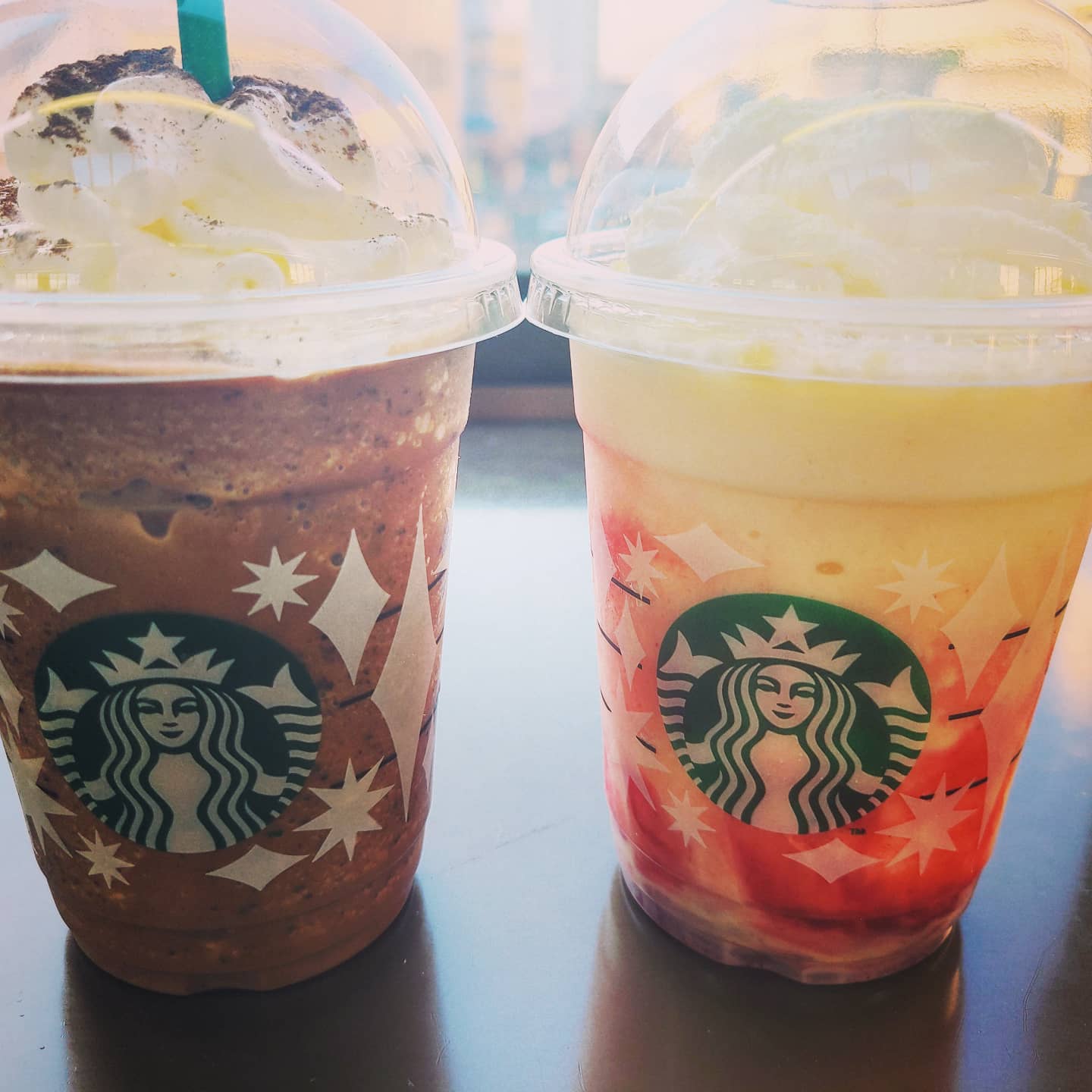 アシスタントの芹澤です。最近は外出自粛が多いですが、お休みの日は友達と出掛けたり、タピオカやスターバックスコーヒーなどの甘いものも飲んだりするのが好きですコロナが収まったらまた行きたいです感染症拡大防止のためにも、全スタッフの手洗いうがい、検温、健康管理、お店の換気をいつも以上に徹底。ご来店いただいたお客様への検温。(37.5度以上ある方は施術をお断りさせていただいております。)消毒器の設置・お入りいただく際に必ず、手指およびお洋服を高機能除菌液にて消毒していただいております。スタッフ全員の完全マスク着用。お客様が席を変わる毎にテーブル、椅子、お手洗いやシャンプー台、ロッカーなど、接触する部分のアルコール消毒。お客様毎にスタッフの手指消毒および、器具のアルコール消毒を徹底。タオルは清潔を重視したプライベートタオル(使い切り)を使用。等、対策をさらに徹底することで、引き続き感染防止に努めております。ご来店心よりお待ちしております。#Nト゛ット #エヌト゛ット #ナフ゜ラ #イルミナカラー #ミルホ゛ン #ナプラ #美容師の休日 #美容師の卵 #美容師求人 #美容師募集 #スタッフ募集 #スタイリスト募集 #アシスタント募集 #ネイリスト募集 #美容好き #リクルート #日曜定休 #エルシ゛ュータ゛ #アイラッシュ #埼玉美容師 #スタバ #コーヒー #タピオカ