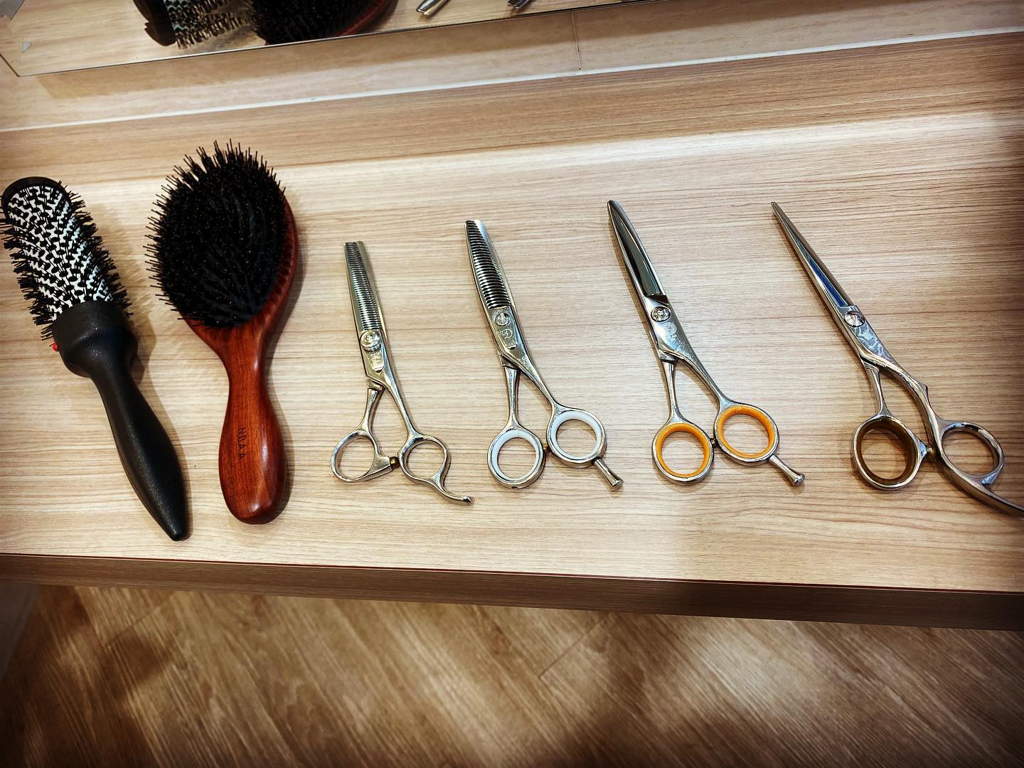 定期的に 道具のメンテナンスもしております!仕事道具は 大切なパートナーです?ヘアケアやヘアスタイルのお悩みがありましたら、お気軽におっしゃってください^_^お客様を大事にそしてもっと綺麗にしていきたいですvivace川間南口店 松尾vivaceでは引き続きお客様に安心してご来店頂けますよう、感染症予防対策にさらなる徹底をして参ります。感染予防対策として…全スタッフの手洗いうがい、検温、健康管理、お店の換気をいつも以上に徹底。ご来店いただいたお客様への検温。(37.5度以上ある方は施術をお断りさせていただいております。)消毒器の設置・お入りいただく際に必ず、手指およびお洋服を高機能除菌液にて消毒していただいております。スタッフ全員の完全マスク着用。お客様が席を変わる毎にテーブル、椅子、お手洗いやシャンプー台、ロッカーなど、接触する部分のアルコール消毒。お客様毎にスタッフの手指消毒および、器具のアルコール消毒を徹底。タオルは清潔を重視したプライベートタオル(使い切り)を使用。等、対策をさらに徹底することで、引き続き感染防止に努めております。お客様が、安心してリラックスできる環境作りを徹底すると共に、1人でも多くのお客様のキレイのお手伝いが出来る様にスタッフ一同、努力して参ります。ご来店心よりお待ちしております。