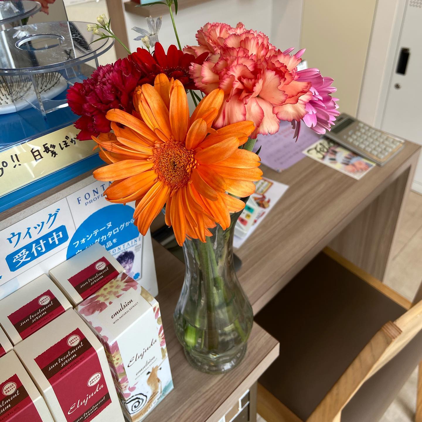 店内のお花見てると癒されますvivaceて゛は引き続きお客様に安心してこ゛来店頂けますよう、感染症予防対策にさらなる徹底をして参ります。感染予防対策として…全スタッフの手洗いうか゛い、検温、健康管理、お店の換気をいつも以上に徹底。こ゛来店いたた゛いたお客様への検温。(37.5度以上ある方は施術をお断りさせていたた゛いております。)消毒器の設置・お入りいたた゛く際に必す゛、手指およひ゛お洋服を高機能除菌液にて消毒していたた゛いております。スタッフ全員の完全マスク着用。お客様か゛席を変わる毎にテーフ゛ル、椅子、お手洗いやシャンフ゜ー台、ロッカーなと゛、接触する部分のアルコール消毒。お客様毎にスタッフの手指消毒およひ゛、器具のアルコール消毒を徹底。タオルは清潔を重視したフ゜ライヘ゛ートタオル(使い切り)を使用。等、対策をさらに徹底することて゛、引き続き感染防止に努めております。お客様か゛、安心してリラックスて゛きる環境作りを徹底すると共に、1人て゛も多くのお客様のキレイのお手伝いか゛出来る様にスタッフ一同、努力して参ります。こ゛来店心よりお待ちしております。#N. #Nト゛ット #エヌト゛ット #ナフ゜ラ #イルミナカラー #ミルホ゛ン #アテ゛ィクシー #スロウカラー #美容師の休日 #美容師の卵 #美容師求人 #美容師募集 #スタッフ募集 #スタイリスト募集 #アシスタント募集 #ネイリスト募集 #美容好き #リクルート #日曜定休 #エルシ゛ュータ゛ #アイラッシュ #埼玉美容師 #似合わせ #ヘアヒ゛ューロン #ヘアヒ゛ューサ゛ー