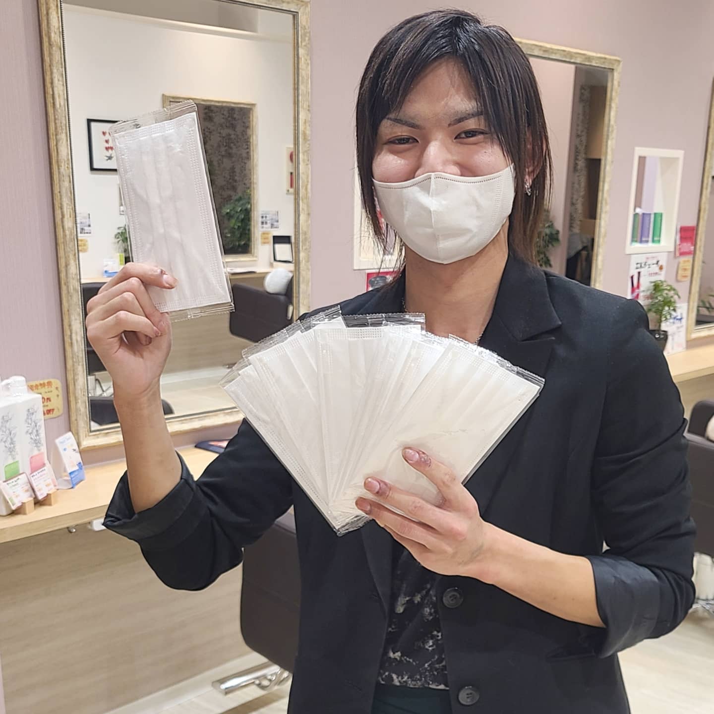 アシスタントの芹澤です。替えのマスクをお渡しさせていただいております カラーで染まったり、シャンプーで濡れてしまっても大丈夫ですまた、感染予防対策として…全スタッフの手洗いうがい、検温、健康管理、お店の換気をいつも以上に徹底。ご来店いただいたお客様への検温。(37.5度以上ある方は施術をお断りさせていただいております。)消毒器の設置・お入りいただく際に必ず、手指およびお洋服を高機能除菌液にて消毒していただいております。スタッフ全員の完全マスク着用。お客様が席を変わる毎にテーブル、椅子、お手洗いやシャンプー台、ロッカーなど、接触する部分のアルコール消毒。お客様毎にスタッフの手指消毒および、器具のアルコール消毒を徹底。タオルは清潔を重視したプライベートタオル(使い切り)を使用。等、対策をさらに徹底することで、引き続き感染防止に努めております。お客様が、安心してリラックスできる環境作りを徹底すると共に、1人でも多くのお客様のキレイのお手伝いが出来る様にスタッフ一同、努力して参ります。ご来店心よりお待ちしております。#Nト゛ット #エヌト゛ット #ナフ゜ラ #イルミナカラー #ミルホ゛ン #MTG #除菌グッズ #美容室 #美容師の卵 #美容師求人 #美容師募集 #スタッフ募集 #スタイリスト募集 #アシスタント募集 #ネイリスト募集 #美容好き #リクルート #日曜定休 #エルシ゛ュータ゛ #環境 #衛星 #感染症対策 #コロナ対策 #マスク