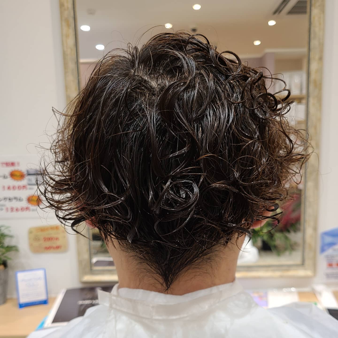 アシスタントの芹澤です。直毛の方、ボリュームが欲しい方、スタイルチェンジをしたい方...パーマでスタイルチェンジはいかがでしょうかメンズももちろんオススメです感染予防対策として…全スタッフの手洗いうがい、検温、健康管理、お店の換気をいつも以上に徹底。ご来店いただいたお客様への検温。(37.5度以上ある方は施術をお断りさせていただいております。)消毒器の設置・お入りいただく際に必ず、手指およびお洋服を高機能除菌液にて消毒していただいております。スタッフ全員の完全マスク着用。お客様が席を変わる毎にテーブル、椅子、お手洗いやシャンプー台、ロッカーなど、接触する部分のアルコール消毒。お客様毎にスタッフの手指消毒および、器具のアルコール消毒を徹底。タオルは清潔を重視したプライベートタオル（使い切り）を使用。等、対策をさらに徹底することで、引き続き感染防止に努めております。お客様が、安心してリラックスできる環境作りを徹底すると共に、1人でも多くのお客様のキレイのお手伝いが出来る様にスタッフ一同、努力して参ります。ご来店心よりお待ちしております。#Nト゛ット #エヌト゛ット #ナフ゜ラ #イルミナカラー #ミルホ゛ン #MTG #除菌グッズ #美容室 #美容師の卵 #美容師求人 #美容師募集 #スタッフ募集 #スタイリスト募集 #アシスタント募集 #ネイリスト募集 #美容好き #リクルート #日曜定休 #エルシ゛ュータ゛ #アイラッシュ #埼玉美容師 #感染症対策 #ヘアヒ゛ューロン #ヘアヒ゛ューサ゛ー