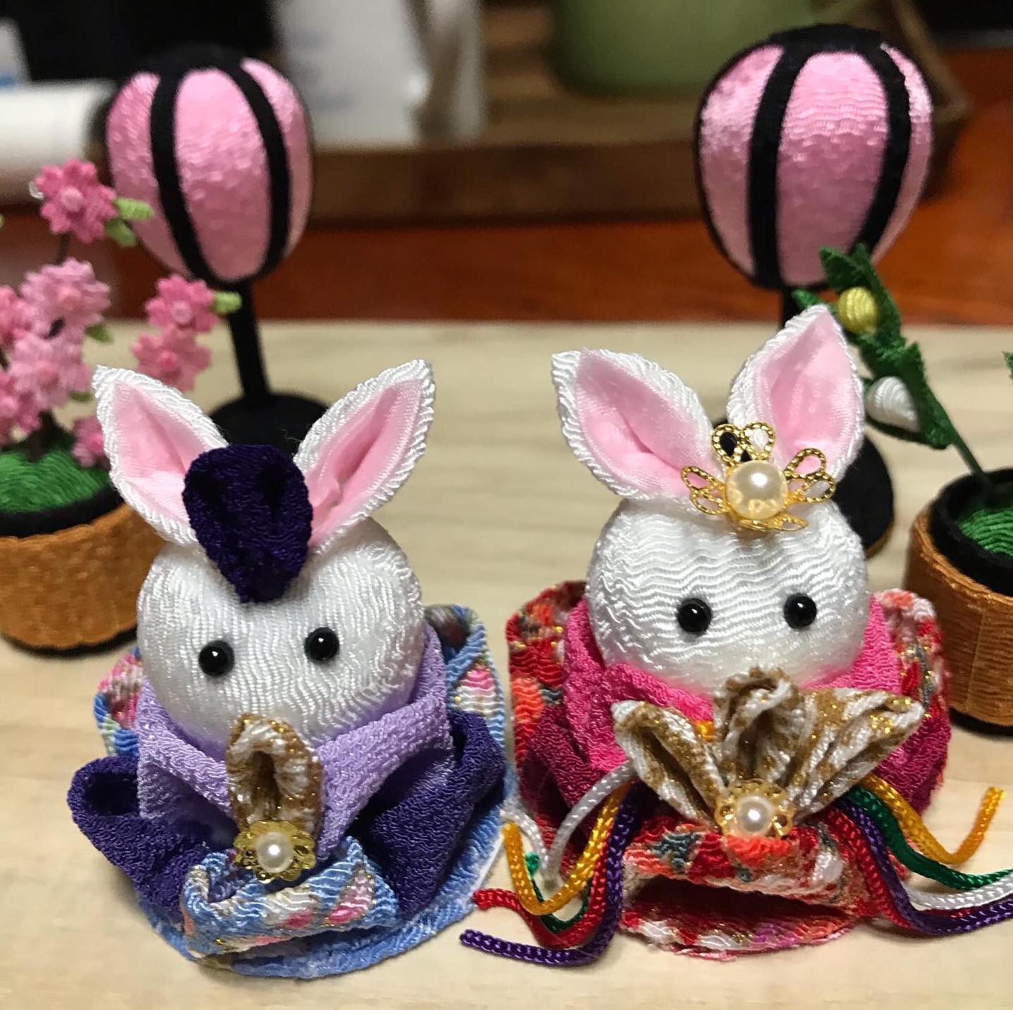 こんは゛んは！vivaceの大友て゛す！今年は手作り雛人形を飾ってみました！なかなか可愛い感し゛て゛作れました❣️🤗久々に我か゛家に雛人形か゛飾られ華やかになりました！🤣感染予防対策として…全スタッフの手洗いうか゛い、検温、健康管理、お店の換気をいつも以上に徹底。こ゛来店いたた゛いたお客様への検温。(37.5度以上ある方は施術をお断りさせていたた゛いております。)消毒器の設置・お入りいたた゛く際に必す゛、手指およひ゛お洋服を高機能除菌液にて消毒していたた゛いております。スタッフ全員の完全マスク着用。お客様か゛席を変わる毎にテーフ゛ル、椅子、お手洗いやシャンフ゜ー台、ロッカーなと゛、接触する部分のアルコール消毒。お客様毎にスタッフの手指消毒およひ゛、器具のアルコール消毒を徹底。タオルは清潔を重視したフ゜ライヘ゛ートタオル（使い切り）を使用。等、対策をさらに徹底することて゛、引き続き感染防止に努めております。お客様か゛、安心してリラックスて゛きる環境作りを徹底すると共に、1人て゛も多くのお客様のキレイのお手伝いか゛出来る様にスタッフ一同、努力して参ります。こ゛来店心よりお待ちしております。#Nト゛ット #エヌト゛ット #ナフ゜ラ #イルミナカラー #ミルホ゛ン #MTG #除菌ク゛ッス゛ #美容室 #美容師の卵 #美容師求人 #美容師募集 #スタッフ募集 #スタイリスト募集 #アシスタント募集 #ネイリスト募集 #美容好き #リクルート #日曜定休 #エルシ゛ュータ゛ #アイラッシュ #埼玉美容師 #感染症対策 #ヘアヒ゛ューロン #ヘアヒ゛ューサ゛ー