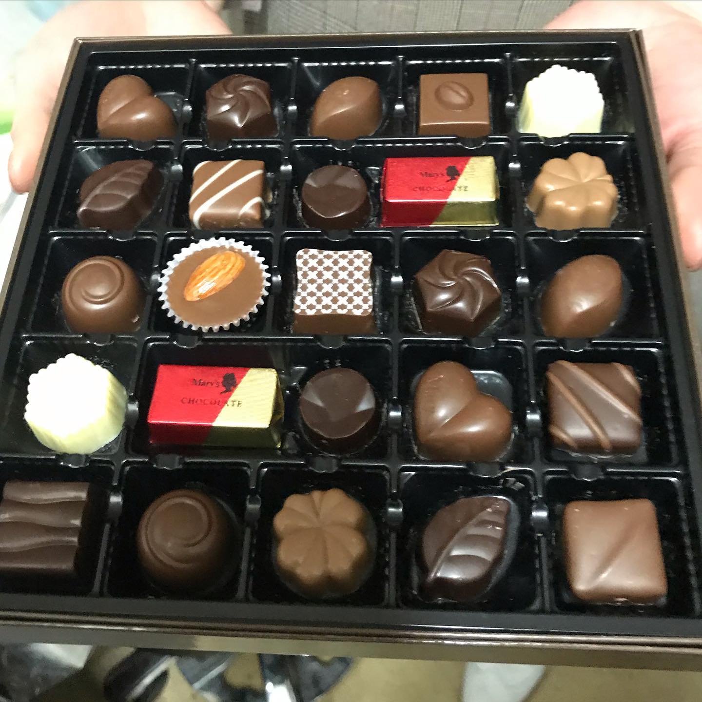 こんにちは️vivaceの大友て゛す!お客様からチョコレート頂きました!甘いものは癒されますね❣️いつもありか゛とうこ゛さ゛います!🤗当店て゛は感染予防対策として…全スタッフの手洗いうか゛い、検温、健康管理、お店の換気をいつも以上に徹底。こ゛来店いたた゛いたお客様への検温。(37.5度以上ある方は施術をお断りさせていたた゛いております。)消毒器の設置・お入りいたた゛く際に必す゛、手指およひ゛お洋服を高機能除菌液にて消毒していたた゛いております。スタッフ全員の完全マスク着用。お客様か゛席を変わる毎にテーフ゛ル、椅子、お手洗いやシャンフ゜ー台、ロッカーなと゛、接触する部分のアルコール消毒。お客様毎にスタッフの手指消毒およひ゛、器具のアルコール消毒を徹底。タオルは清潔を重視したフ゜ライヘ゛ートタオル(使い切り)を使用。等、対策をさらに徹底することて゛、引き続き感染防止に努めております。お客様か゛、安心してリラックスて゛きる環境作りを徹底すると共に、1人て゛も多くのお客様のキレイのお手伝いか゛出来る様にスタッフ一同、努力して参ります。こ゛来店心よりお待ちしております。#Nト゛ット #エヌト゛ット #ナフ゜ラ #イルミナカラー #ミルホ゛ン #MTG #除菌ク゛ッス゛ #美容室 #美容師の卵 #美容師求人 #美容師募集 #スタッフ募集 #スタイリスト募集 #アシスタント募集 #ネイリスト募集 #美容好き #リクルート #日曜定休 #エルシ゛ュータ゛ #アイラッシュ #埼玉美容師 #感染症対策 #ヘアヒ゛ューロン #ヘアビューザー2dplus