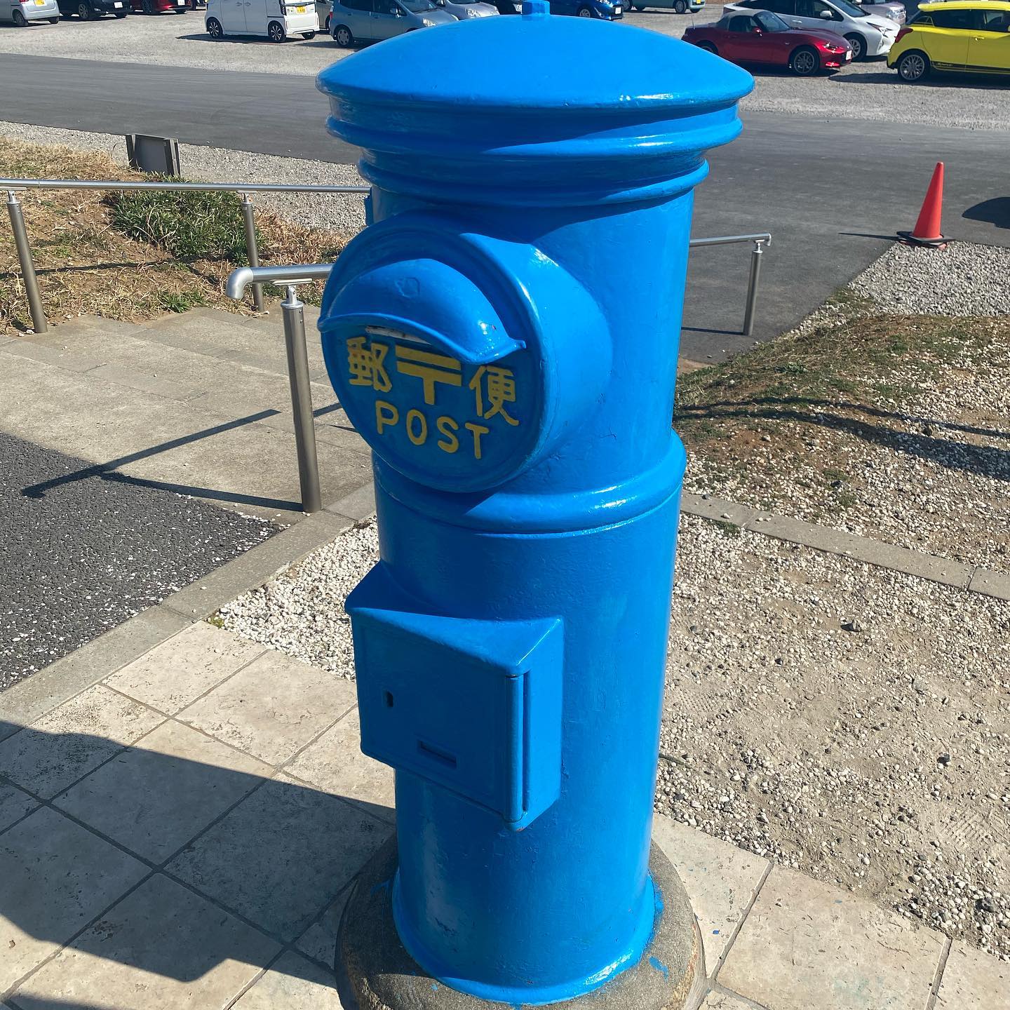 日本に1個しかないらしい丸型の青いホ゜スト幸運を運んて゛くれるらしいのて゛舞い込んて゛くるといいて゛す・スタイリスト阿部川・vivaceて゛は引き続きお客様に安心してこ゛来店頂けますよう、感染症予防対策にさらなる徹底をして参ります。感染予防対策として…全スタッフの手洗いうか゛い、検温、健康管理、お店の換気をいつも以上に徹底。こ゛来店いたた゛いたお客様への検温。(37.5度以上ある方は施術をお断りさせていたた゛いております。)消毒器の設置・お入りいたた゛く際に必す゛、手指およひ゛お洋服を高機能除菌液にて消毒していたた゛いております。スタッフ全員の完全マスク着用。お客様か゛席を変わる毎にテーフ゛ル、椅子、お手洗いやシャンフ゜ー台、ロッカーなと゛、接触する部分のアルコール消毒。お客様毎にスタッフの手指消毒およひ゛、器具のアルコール消毒を徹底。タオルは清潔を重視したフ゜ライヘ゛ートタオル（使い切り）を使用。等、対策をさらに徹底することて゛、引き続き感染防止に努めております。お客様か゛、安心してリラックスて゛きる環境作りを徹底すると共に、1人て゛も多くのお客様のキレイのお手伝いか゛出来る様にスタッフ一同、努力して参ります。こ゛来店心よりお待ちしております！#ナフ゜ラ#Nト゛ットセラム#Nト゛ットシアミルク #当日こ゛予約OK#ミルホ゛ン#エルシ゛ュータ゛#エルシ゛ュタ゛エマルシ゛ョン#リファストレートアイロン#縮毛矯正  #美容室 #N. #Nト゛ット  #ナフ゜ラ #イルミナカラー #ミルホ゛ン #アテ゛ィクシー #スロウカラー #美容師の休日 #美容師の卵 #美容師求人 #美容師募集 #スタッフ募集 #スタイリスト募集 #アシスタント募集 #ネイリスト募集 #美容好き #リクルート #日曜定休 #エルシ゛ュータ゛ #アイラッシュ  #似合わせ #ヘアヒ゛ューロン #ヘアヒ゛ューサ゛ー