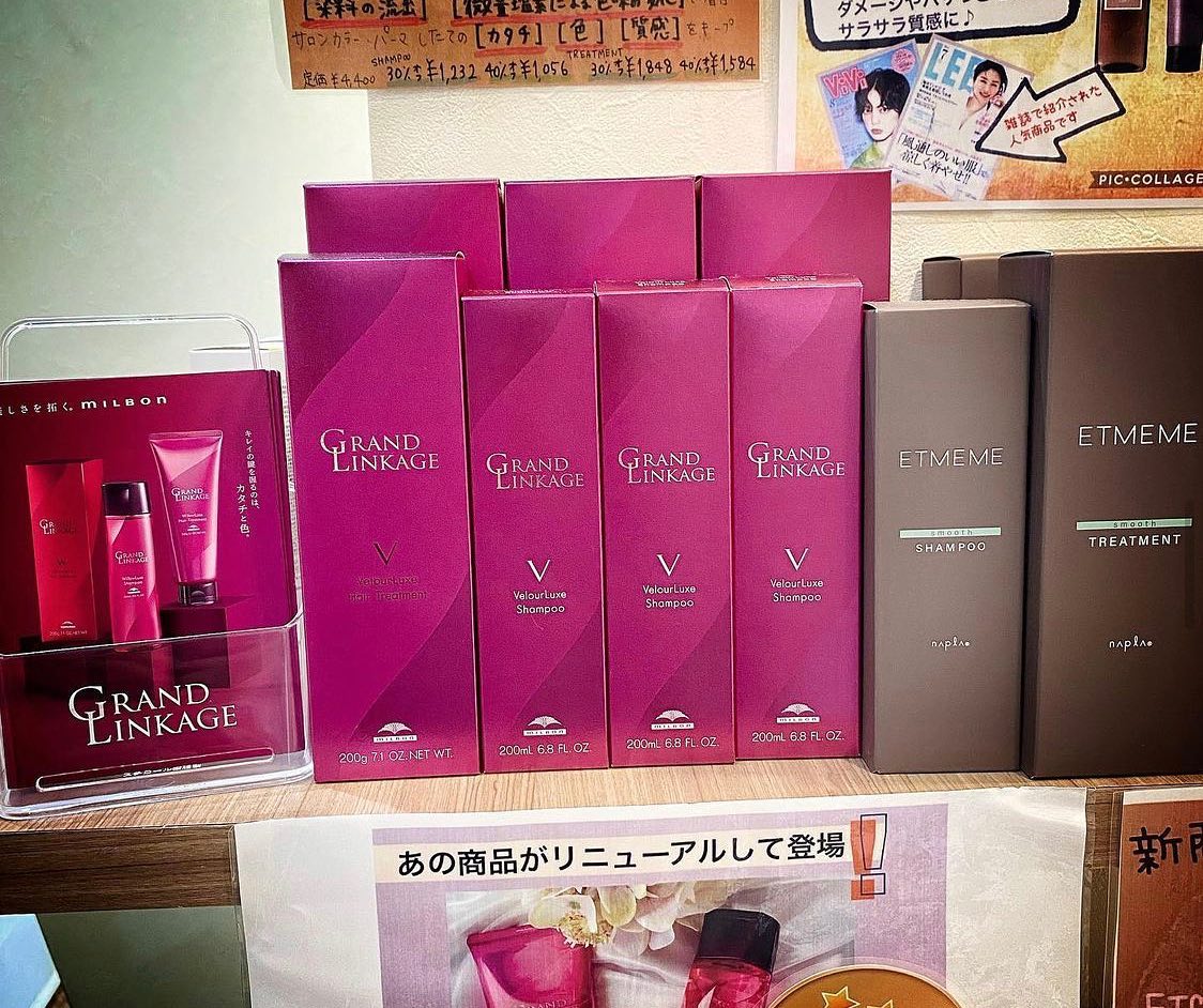 乾燥するこの季節に潤いを与えてくれるグランドリンケージ🐪泡もきめ細かく、洗ってて気持ちのいいシャンプーです️トリートメントの保湿力、指どおりもサラサラでこの冬オススメのシャンプー&トリートメントです!!vivace南口店 武永vivaceでは引き続きお客様に安心してご来店頂けますよう、感染症予防対策にさらなる徹底をして参ります。感染予防対策として…全スタッフの手洗いうがい、検温、健康管理、お店の換気をいつも以上に徹底。ご来店いただいたお客様への検温。(37.5度以上ある方は施術をお断りさせていただいております。)消毒器の設置・お入りいただく際に必ず、手指およびお洋服を高機能除菌液にて消毒していただいております。スタッフ全員の完全マスク着用。お客様が席を変わる毎にテーブル、椅子、お手洗いやシャンプー台、ロッカーなど、接触する部分のアルコール消毒。お客様毎にスタッフの手指消毒および、器具のアルコール消毒を徹底。タオルは清潔を重視したプライベートタオル(使い切り)を使用。等、対策をさらに徹底することで、引き続き感染防止に努めております。お客様が、安心してリラックスできる環境作りを徹底すると共に、1人でも多くのお客様のキレイのお手伝いが出来る様にスタッフ一同、努力して参ります。ご来店心よりお待ちしております。#N. #Nドット #エヌドット #ナプラ #イルミナカラー #ミルボン #アディクシー #スロウカラー #美容師の休日 #美容師の卵 #美容師求人 #美容師募集 #スタッフ募集 #スタイリスト募集 #アシスタント募集 #ネイリスト募集 #美容好き #リクルート #日曜定休 #エルジューダ #アイラッシュ #埼玉美容師 #似合わせ #ヘアビューロン #ヘアビューザー