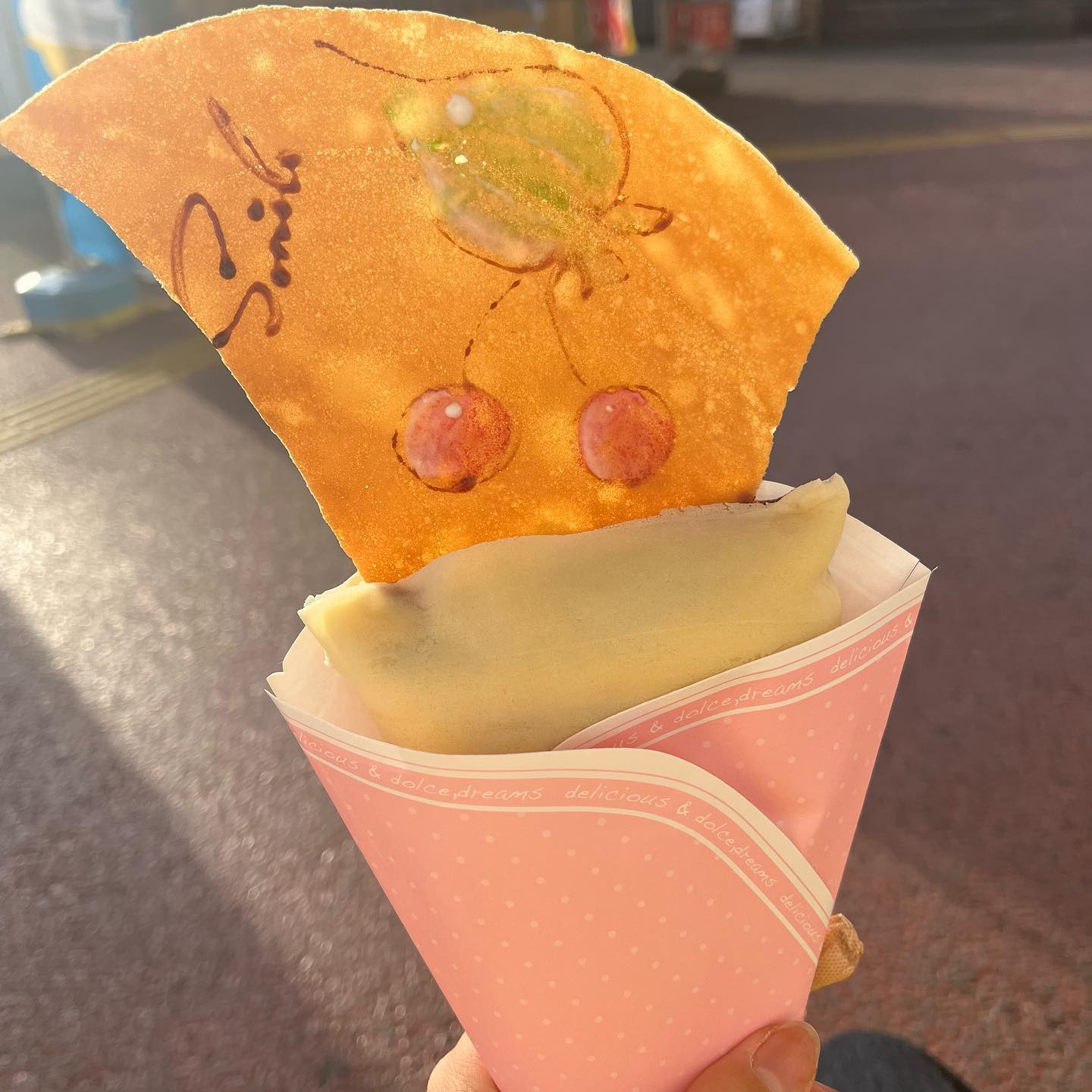 先日買い物の帰りにクレープ屋さんに行ったら店員の方が可愛いサービスをしてくれました！