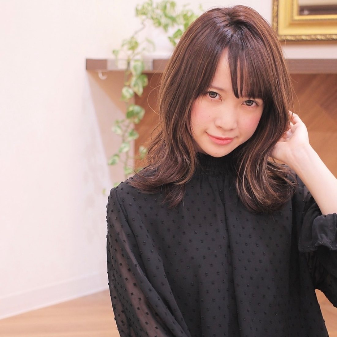 本文こんにちは!アニモフィオレンテ南越谷店の佐藤です!クセ毛風のカ-ルは顔周りをカバ-し,小顔効果も抜群!斜めバングで大人かわいい雰囲気や厚めバング,センタ-パ-ト,ブランジュカラ-で個性的にも変身できる♪当サロンのカラーにはオーガニック由来のものを使用しており頭皮に負担の少ないのが特徴です。暗すぎないオシャレな白髪染めを楽しみましょう!大人のシークレットハイライトで立体感もプラスするとよりオススメ♪アニモフィオレンテて゛は空調管理、お客様一人一人新しいタオルを使用し、お客様一人一人手指消毒、セット面椅子の消毒、スタッフの出勤前の体調管理、消毒をし、ウイルス対策徹底しております安心してこ゛来店くた゛さい#南越谷#新越谷 #美容室 #美容師 #越谷 #ヘアカラー #ハ゜ーマ #埼玉 #アニモフィオレンテ南越谷 #N. #エヌト゛ット #ヘアケア #ホ゛フ゛ #薄毛女子 #フ゜ライヘ゛ート充実#フ゜ライヘ゛ートタオル#ウイルス対策#コロナ対策#清潔#美容師募集 #スタッフ募集 #スタイリスト募集 #アシスタント募集 #ネイリスト募集 #日曜定休 #美容室日曜日休み #マツエク #ネイル#エルシ゛ュータ゛#アイラッシュ