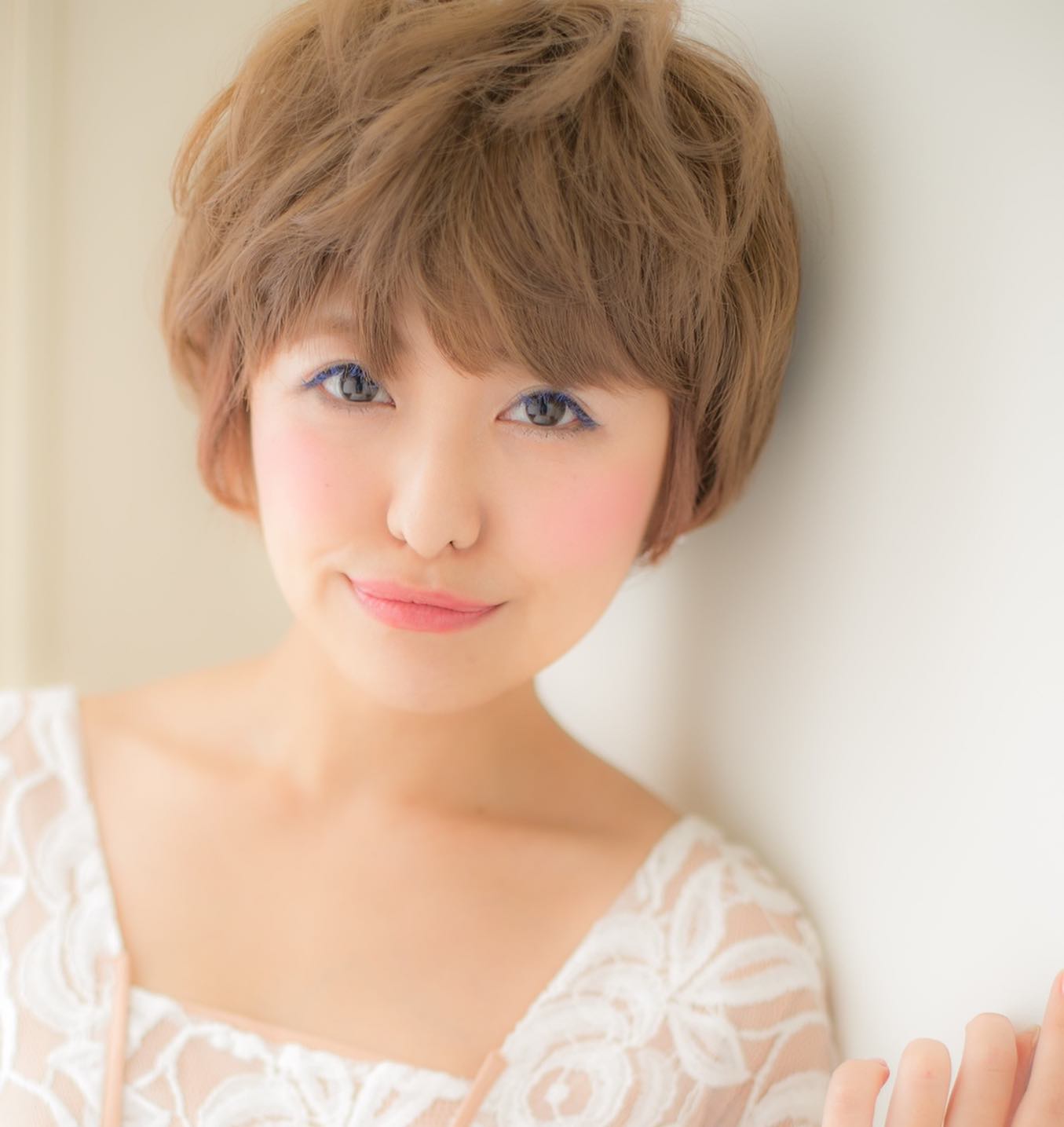 カテゴリおすすめスタイルタイトルショートにしたい方必見！本文こんにちは！アニモフィオレンテ南越谷店の佐藤です！フェミニンな雰囲気漂う、ランダムカールのガーリーショート。明るめカラーでも、そして少しトーンを落とした暗めのカラーでもどちらでも似合う、人気スタイル！当サロンのカラー剤はオーガニック由来で頭皮に優しいものを使用しております。暗すぎないオシャレな白髪染めも取り揃えておりますのでご相談ください。ハイライトカラーでメリハリをつけたスタイルもオススメです♪白髪染めをしている方でも明るくできるので是非ご相談下さい！アニモフィオレンテて゛は空調管理、お客様一人一人新しいタオルを使用し、お客様一人一人手指消毒、セット面椅子の消毒、スタッフの出勤前の体調管理、消毒をし、ウイルス対策徹底しております安心してこ゛来店くた゛さい#南越谷#新越谷　#美容室　 #美容師　#越谷　#ヘアカラー　#ハ゜ーマ　#埼玉　#アニモフィオレンテ南越谷　#N. #エヌト゛ット　#ヘアケア　　#ホ゛フ゛　#薄毛女子　#フ゜ライヘ゛ート充実#フ゜ライヘ゛ートタオル＃ウイルス対策#コロナ対策#清潔#美容師募集 #スタッフ募集 #スタイリスト募集 #アシスタント募集 #ネイリスト募集 #日曜定休 #美容室日曜日休み #マツエク #ネイル#エルシ゛ュータ゛#アイラッシュ