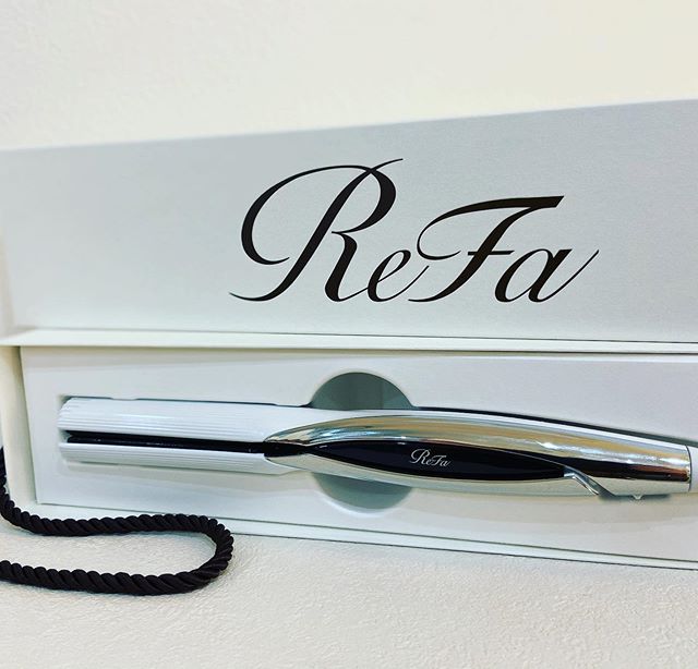 大人気ブランドリファのヘアアイロン独自のカーボンレイヤープレートで美しいレア髪ストレートに！濡れた髪に使っても痛みづらい特殊な構造でとにかく凄いです️ お店でも体感できるので是非お試しください！5月中なら18000→14000（税別）今月だけのスペシャルプライスですなおアニモフィオレンテでは空調管理、お客様一人一人新しいタオルを使用し、お客様一人一人手指消毒、セット面椅子の消毒、スタッフの出勤前の体調管理、消毒をし、ウイルス対策徹底しております️安心してご来店ください#三郷　#美容室　 #美容師　#越谷　#ヘアカラー　#パーマ　#埼玉　#アニモ　#N. #エヌドット　#ヘアケア　#ショート　#ボブ　#薄毛　#新しいタオル#プライベートタオル＃ウイルス対策#コロナウイルスにも安心#清潔#美容師募集 #スタッフ募集 #スタイリスト募集 #アシスタント募集 #ネイリスト募集  #日曜定休 #美容室日曜日休み #マツエク #ネイル#エルジューダ#アイラッシュ