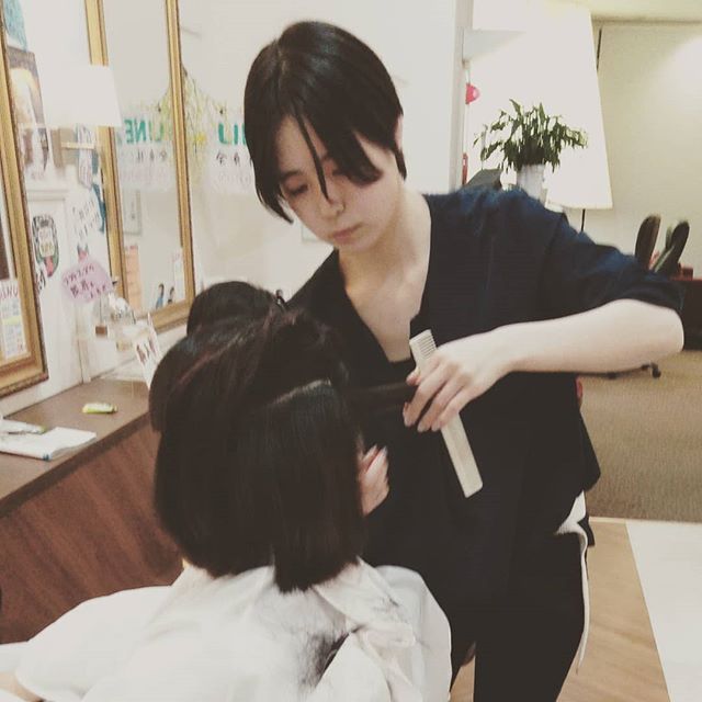 カット猛レッスン色んなレッスンを重ねて、あと少してスタイリストお客様の笑顔の為、毎日頑張っています