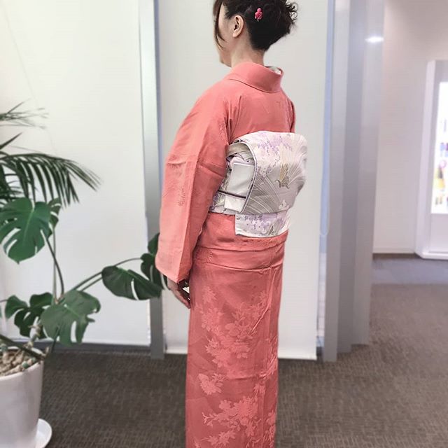 着付けやアップセットもお受けしています結婚式やお呼ばれなど、シーンに合わせたセットをご提案いたします。要予約のメニューですので、お電話にてお問い合わせ下さい