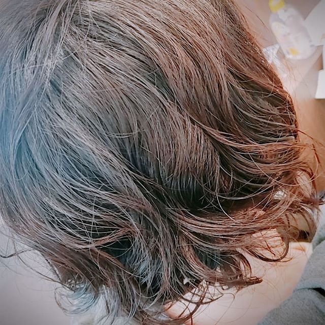 パーマスタイル伸ばしかけの方、はねる長さに苦戦しませんか？パーマで乗り切る！がオススメですふんわりパーマお試し下さい