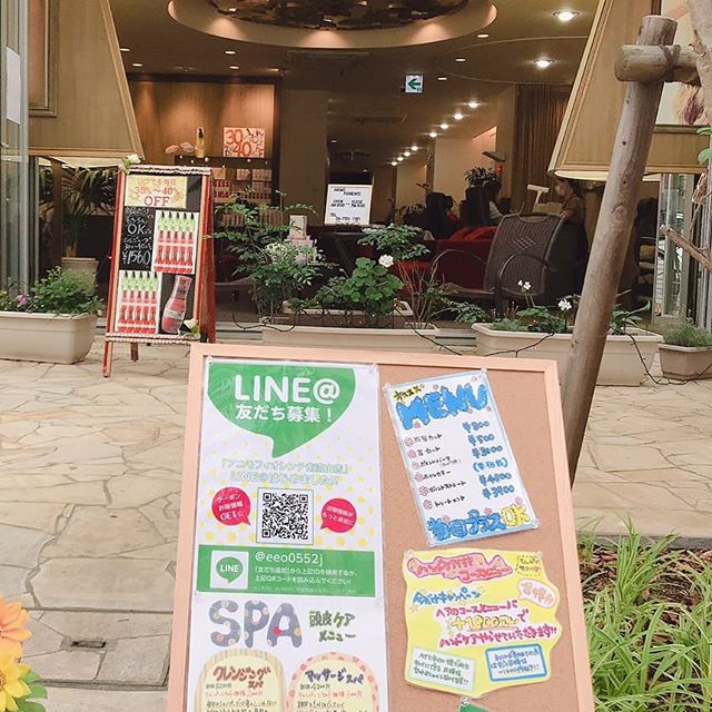 オープンテラスが目印最近お客様に好評のオープンテラス️ お近くを通る際に是非見て下さい少しずつ季節で変えていますスタッフ一同、お会いできるのを楽しみにしています