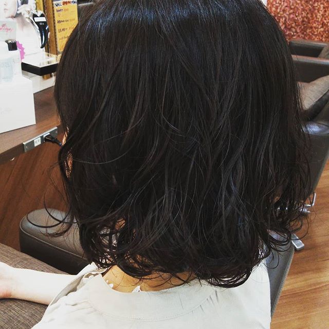 バッサリミディパーマずっとロングスタイルだったお客様ですが、今回はバッサリカットしてイメチェン️ 蒸し暑いこの季節、、結んで逃げきるか、バッサリスッキリするか、、とお悩みの方は多い時期です。そんな時は是非一度ご相談下さい！ お客様に合ったスタイルの提案が得意なスタッフが揃っています今回は、バッサリパターンでふんわりパーマをプラスしてキュートさを️ スッキリイメチェンしたお客様の表情が変わり、とてもお似合いでした！