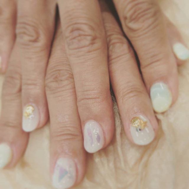 夏ネイル服装やヘアカラーも明るいお色が人気の季節ネイルチェンジに人気のデザインです！お試し下さい️