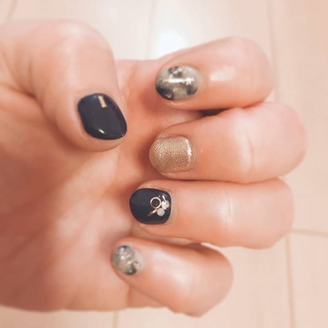 小さな爪でも可愛くネイル夏用にフットも同じネイルできます️お試し下さい️