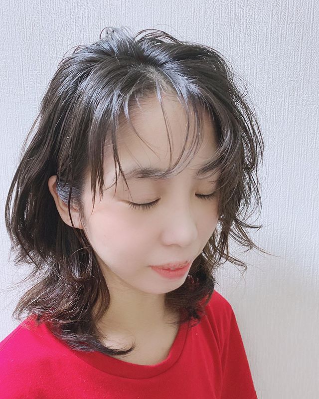 #ダークブラウン　× #うぶげバング ×#パーマ#darkbrown  #parma  わたし自身がモデルで申し訳ないのですが…このヘアの良さ伝わるか不安。笑　🤣産後に抜け毛で悩んでいる方にぜひ試して欲しい前髪をおすすめしたくて…現在まだ社会復帰できていないわたしですが参考までに️ #産後抜け毛　#ママヘアまだまだ伸びきっていない前髪をくるんっとかるーく巻いてあげるとこなれ感が増します！生えかけの髪の毛を隠すのもいいけどあえて見せちゃいませんか？頑張った証です‍♀️なにより可愛いコロナが落ち着いてきたらパーマかけるのもおすすめですよー！らくちんヘアですこれくらいゆるーく巻いてあげると年配の方でも違和感なくできます　昔のWinkさんがしていた前髪をイメージしてください️ 10代、20代の方はもう少しサイドまでもくっきりと巻いてあげると#色素薄い系メイク　に似合うヘアスタイルになりますよー！あくまでもうぶげバングなのでフェイスラインのほんの少しの量をくるんくるんにしてあげるのがポイントですスタイリスト小野ただ今当店では新型コロナウイルス感染対策として＊スタッフ全員のマスクの着用＊店内換気の強化＊お客様ご来店時に手指消毒のご協力＊使用座席　使用箇所の都度消毒＊お客様1人1人のプライベートタオル（使い切り）の使用＊空間除菌の実施＊密集空間防止の為1日のご予約人数の制限をさせていただいております。お客様に安心してご利用いただけるように取り組んでおります。#流山美容室 #三郷美容室 #吉川美容室 #エヌドットポリッシュオイル #エヌドットシアミルク #エヌドットオム #エヌドットシャンプー #エヌドット取扱店 #ナプラエヌドット #ナプラオーガニックカラー #ナプラカラーケア #ナプラトリートメント #ナピュール #小顔カット