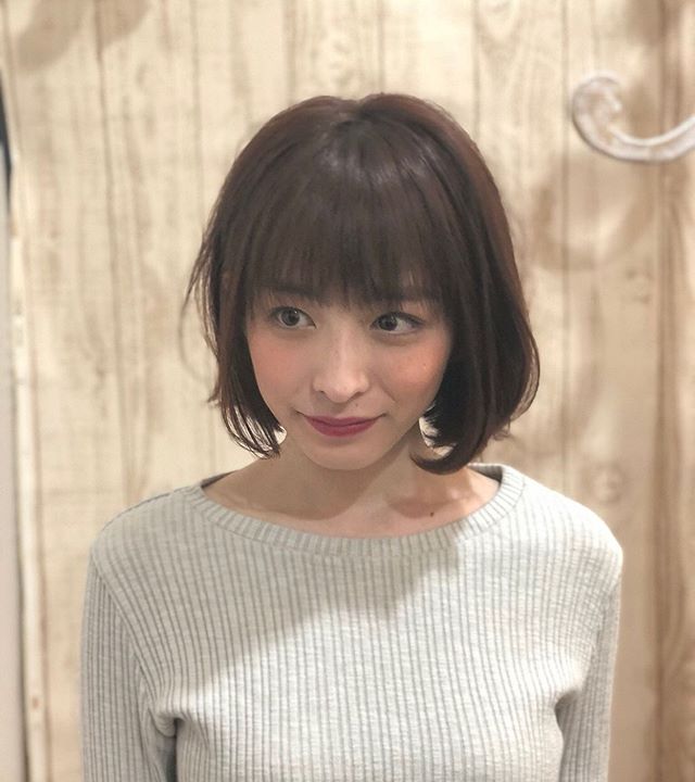 首回りスッキリスタイル！前下がりラインで襟元スッキリ。襟足が短めだとまとまりが良くスタイリングし易いのです。全体の毛先に少し段差をつける事でさらに纏まりやすくなります。おススメです！スタイリスト大橋ただ今当店では新型コロナウイルス感染対策として＊スタッフ全員のマスクの着用＊店内換気の強化＊お客様ご来店時に手指消毒のご協力＊使用座席　使用箇所の都度消毒＊お客様1人1人のプライベートタオル（使い切り）の使用＊空間除菌の実施＊密集空間防止の為1日のご予約人数の制限をさせていただいております。お客様に安心してご利用いただけるように取り組んでおります。#流山美容室 #三郷美容室 #吉川美容室 #エヌドットポリッシュオイル #エヌドットシアミルク #エヌドットオム #エヌドットシャンプー #エヌドット取扱店 #ナプラエヌドット #ナプラオーガニックカラー #ナプラカラーケア #ナプラトリートメント #ナピュール #小顔カット #小顔効果 #大人ショート #前下がりショート #レイヤーボブ #30代髪型 #40代髪型 #50代髪型 #グレージュカラー #南流山 #コロナ対策 #プライベートタオル#BRP