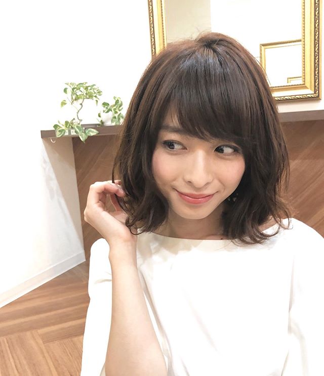 伸ばしかけでも可愛く　??ボブから伸ばすのはちょっと大変ですが、?肩になる長さになれば、?毛先を少し巻いたり、はねさせたり。?遊べるようになるので、?スタイリングする楽しさが出てきます。??コテで巻くのはちょっと苦手な方は、?毛先にパーマをかけて?楽にスタイリングしてください！??わたしは個人的には、?伸ばしかけが絶妙に可愛いと思います！??アニモフィオレンテ南流山糸賀??ただ今当店では新型コロナウイルス感染対策として?＊スタッフ全員のマスクの着用?＊店内換気の強化?＊お客様ご来店時に手指消毒のご協力?＊使用座席　使用箇所の都度消毒?＊お客様1人1人のプライベートタオル（使い切り）の使用?＊空間除菌の実施?＊密集空間防止の為1日のご予約人数の制限をさせていただいております。?お客様に安心してご利用いただけるように取り組んでおります。????#流山美容室 #三郷美容室 #吉川美容室 #エヌドットポリッシュオイル #エヌドットシアミルク #エヌドットオム #エヌドットシャンプー #エヌドット取扱店 #ナプラエヌドット #ナプラオーガニックカラー #ナプラカラーケア #ナプラトリートメント #ナピュール #小顔カット #小顔効果 #大人ショート #前下がりショート #レイヤーボブ #30代髪型 #40代髪型 #50代髪型 #グレージュカラー #南流山 #コロナ対策 #プライベートタオル #リファ #レア髪 #リファストレートアイロン #レア髪ストレート