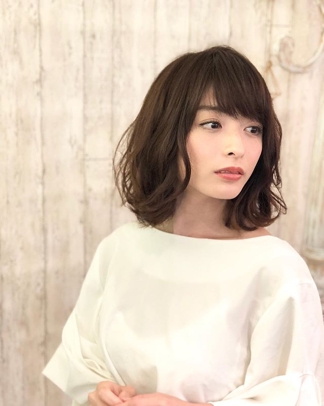 長めのボブ「ロブ」??ロングとボブの間なので、「ロブ」?ロングの方もチャレンジしやすい?ヘアスタイルです。??短いけど、結べる、アレンジも出来ます。??また伸ばしたいな、と思っても?伸ばしやすいと思います。?ショートやミニボブはちょっと?短すぎるかなぁと感じる方にオススメです！??アニモフィオレンテ南流山?糸賀??ただ今当店では新型コロナウイルス感染対策として?＊スタッフ全員のマスクの着用?＊店内換気の強化?＊お客様ご来店時に手指消毒のご協力?＊使用座席　使用箇所の都度消毒?＊お客様1人1人のプライベートタオル（使い切り）の使用?＊空間除菌の実施?＊密集空間防止の為1日のご予約人数の制限をさせていただいております。?お客様に安心してご利用いただけるように取り組んでおります。????#流山美容室 #三郷美容室 #吉川美容室 #エヌドットポリッシュオイル #エヌドットシアミルク #エヌドットオム #エヌドットシャンプー #エヌドット取扱店 #ナプラエヌドット #ナプラオーガニックカラー #ナプラカラーケア #ナプラトリートメント #ナピュール #小顔カット #小顔効果 #大人ショート #前下がりショート #レイヤーボブ #30代髪型 #40代髪型 #50代髪型 #グレージュカラー #南流山 #コロナ対策 #プライベートタオル #リファ #レア髪 #リファストレートアイロン #レア髪ストレート