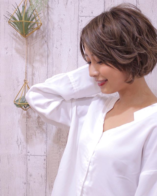 涼しげヘアスタイル??ショートで少し動きがあるヘアスタイル?軽やかなイメージで、これからの季節にぴったりです。??ウェーブはボリュームが出ないように?根元は少し抑えめで?中間にうねりが出るイメージで。??コテではなくパーマでも出来ます。?パーマだと乾かして、スタイリング剤を?馴染ませるたがなので、簡単です。??スタイリング剤はエヌドットシアミルク?が相性が良いです。??アニモフィオレンテ南流山?糸賀??ただ今当店では新型コロナウイルス感染対策として?＊スタッフ全員のマスクの着用?＊店内換気の強化?＊お客様ご来店時に手指消毒のご協力?＊使用座席　使用箇所の都度消毒?＊お客様1人1人のプライベートタオル（使い切り）の使用?＊空間除菌の実施?＊密集空間防止の為1日のご予約人数の制限をさせていただいております。?お客様に安心してご利用いただけるように取り組んでおります。????#流山美容室 #三郷美容室 #吉川美容室 #エヌドットポリッシュオイル #エヌドットシアミルク #エヌドットオム #エヌドットシャンプー #エヌドット取扱店 #ナプラエヌドット #ナプラオーガニックカラー #ナプラカラーケア #ナプラトリートメント #ナピュール #小顔カット #小顔効果 #大人ショート #前下がりショート #レイヤーボブ #30代髪型 #40代髪型 #50代髪型 #グレージュカラー #南流山 #コロナ対策 #プライベートタオル #リファ #レア髪 #リファストレートアイロン #レア髪ストレート