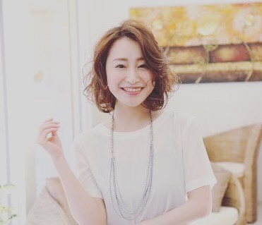 お久しぶりです️なかなか更新できずにここまで来てしまいましたが…5月復帰予定でしたが6月に延期してもらいました小野です️ みなさまどうお過ごしですか？わたしは1日いっかいは確実に上の子供に怒鳴っています。笑　復帰したら先輩ママさんがたに怒らない方法を教えて欲しいくらいです‍♀️ そんななかでもヘアスタイルでテンションがあがるので意識してます！頭の頂点の分け目！そこがぺたってなるのは年齢より上に見えたり疲れて見えやすいのでふわっとなるように夜のうちにヘアを仕込みます。ドライヤーひとつで雰囲気かわるので気軽にそう言ったことも、ご相談ください夜のうちっていうのが朝が忙しい方にとってもおすすめしたい方法です‍♀️ 早く皆様にお会いしてお伝えしたいですスタイリスト小野ただ今当店では新型コロナウイルス感染対策として ＊スタッフ全員のマスクの着用＊店内換気の強化＊お客様ご来店時に手指消毒のご協力＊使用座席　使用箇所の都度消毒＊お客様1人1人のプライベートタオル（使い切り）の使用＊空間除菌の実施＊密集空間防止の為1日のご予約人数の制限をさせていただいております。お客様に安心してご利用いただけるように取り組んでおります。#流山美容室 #三郷美容室 #吉川美容室 #エヌドットポリッシュオイル #エヌドットシアミルク #エヌドットオム #エヌドットシャンプー #エヌドット取扱店 #ナプラエヌドット #ナプラオーガニックカラー #ナプラカラーケア #ナプラトリートメント #ナピュール #小顔カット #小顔効果 #大人ショート #前下がりショート #レイヤーボブ #30代髪型 #40代髪型 #50代髪型 #グレージュカラー #南流山 #コロナ対策 #プライベートタオル