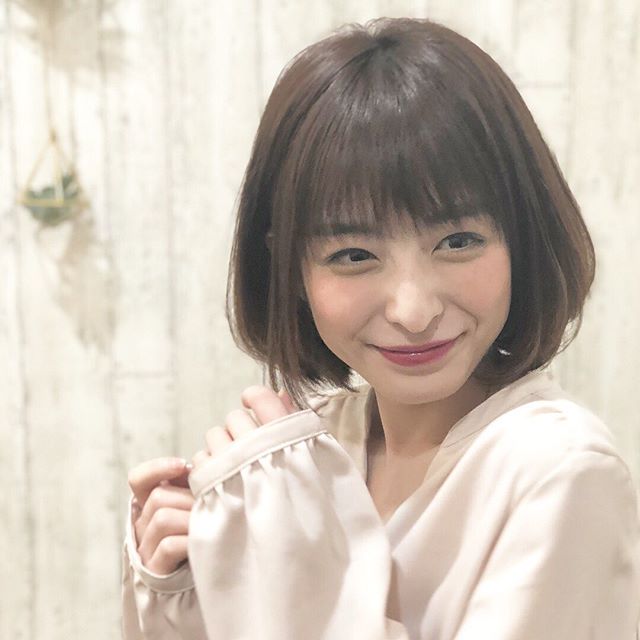 人気のボブ???女性らしいボブスタイル?自然な丸みが出るように、?グラデーションカットにします。??乾かしただけで内側に入るので、?お手入れも楽々です。??前から見た時にひし形になる事で、?顔の形をきれいに見せてくれるのも?ポイントです。??アニモフィオレンテ南流山?糸賀??ただ今当店では新型コロナウイルス感染対策として?＊スタッフ全員のマスクの着用?＊店内換気の強化?＊お客様ご来店時に手指消毒のご協力?＊使用座席　使用箇所の都度消毒?＊お客様1人1人のプライベートタオル（使い切り）の使用?＊空間除菌の実施?＊密集空間防止の為1日のご予約人数の制限をさせていただいております。?お客様に安心してご利用いただけるように取り組んでおります。????#流山美容室 #三郷美容室 #吉川美容室 #エヌドットポリッシュオイル #エヌドットシアミルク #エヌドットオム #エヌドットシャンプー #エヌドット取扱店 #ナプラエヌドット #ナプラオーガニックカラー #ナプラカラーケア #ナプラトリートメント #ナピュール #小顔カット #小顔効果 #大人ショート #前下がりショート #レイヤーボブ #30代髪型 #40代髪型 #50代髪型 #グレージュカラー #南流山 #コロナ対策 #プライベートタオル #リファ #レア髪 #リファストレートアイロン #レア髪ストレート