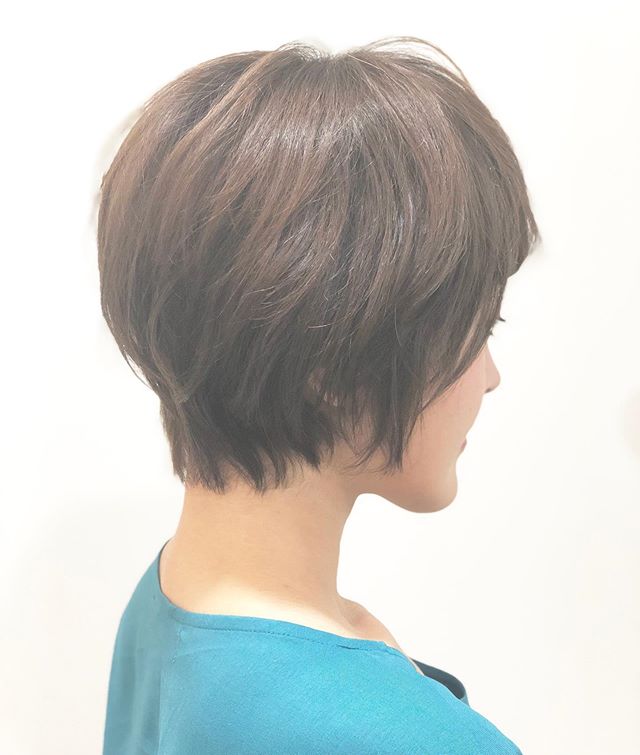 丸みショート??頭の形が綺麗に見えるように?くびれを作ってカットすると、?乾かしただけで形が決まるから?スタイリングがとても楽々！??とくにショートは?横からのシルエット大事ですよね！??襟足のクセは人それぞれなので、?見極めてカットする事が大切です。?ご相談ください！??アニモフィオレンテ南流山?糸賀??ただ今当店では新型コロナウイルス感染対策として?＊スタッフ全員のマスクの着用?＊店内換気の強化?＊お客様ご来店時に手指消毒のご協力?＊使用座席　使用箇所の都度消毒?＊お客様1人1人のプライベートタオル（使い切り）の使用?＊空間除菌の実施?＊密集空間防止の為1日のご予約人数の制限をさせていただいております。?お客様に安心してご利用いただけるように取り組んでおります。????#流山美容室 #三郷美容室 #吉川美容室 #エヌドットポリッシュオイル #エヌドットシアミルク #エヌドットオム #エヌドットシャンプー #エヌドット取扱店 #ナプラエヌドット #ナプラオーガニックカラー #ナプラカラーケア #ナプラトリートメント #ナピュール #小顔カット #小顔効果 #大人ショート #前下がりショート #レイヤーボブ #30代髪型 #40代髪型 #50代髪型 #グレージュカラー #南流山 #コロナ対策 #プライベートタオル #リファ #レア髪 #リファストレートアイロン #レア髪ストレート