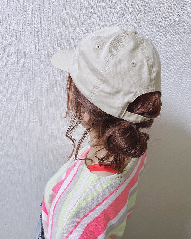 #帽子ヘアアレンジ  #キャップヘアアレンジ 日差しが強くなってきましたね帽子をかぶる機会が増えてきますよね️ 自粛真っ只中根元のカラーが気になる方も帽子をかぶって紛らわすこともあるのではないでしょうか髪の毛を全体巻くのは大変だと思いますなので顔まわり、そして毛先を軽く巻いて下の方をゆるーくお団子にすると簡単で時短なのにも関わらずお洒落に見えますよ帽子をとったさいも崩れにくいのでおすすめですこれからマスクをしていると暑くて大変な時期になると思います️首元をすっきりさせて涼やかにいきましょうスタイリスト小野ただ今当店では新型コロナウイルス感染対策として＊スタッフ全員のマスクの着用＊店内換気の強化＊お客様ご来店時に手指消毒のご協力＊使用座席　使用箇所の都度消毒＊お客様1人1人のプライベートタオル（使い切り）の使用＊空間除菌の実施＊密集空間防止の為1日のご予約人数の制限をさせていただいております。お客様に安心してご利用いただけるように取り組んでおります。#流山美容室 #三郷美容室 #吉川美容室 #エヌドットポリッシュオイル #エヌドットシアミルク #エヌドットオム #エヌドットシャンプー #エヌドット取扱店 #ナプラエヌドット #ナプラオーガニックカラー #ナプラカラーケア #ナプラトリートメント #ナピュール #小顔カット #小顔効果 #大人ショート #前下がりショート #レイヤーボブ #30代髪型 #40代髪型 #50代髪型 #グレージュカラー #南流山 #コロナ対策 #プライベートタオ