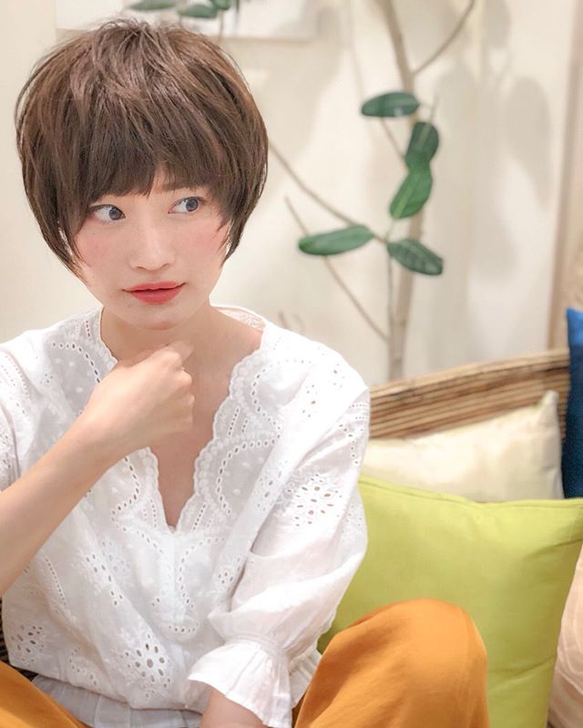前髪で変わる雰囲気??少し短めの前髪で、?横に広がるようにワイドに。?しっかり前髪を作るのが可愛い！??ショートヘアとの相性も抜群です。?マッシュボブっぽくなりますね。??参考にどうぞ。?アニモフィオレンテ南流山?糸賀???ただ今当店では新型コロナウイルス感染対策として?＊スタッフ全員のマスクの着用?＊店内換気の強化?＊お客様ご来店時に手指消毒のご協力?＊使用座席　使用箇所の都度消毒?＊お客様1人1人のプライベートタオル（使い切り）の使用?＊空間除菌の実施?＊密集空間防止の為1日のご予約人数の制限をさせていただいております。?お客様に安心してご利用いただけるように取り組んでおります。??#流山美容室 #三郷美容室 #吉川美容室 #エヌドットポリッシュオイル #エヌドットシアミルク #エヌドットオム #エヌドットシャンプー #エヌドット取扱店 #ナプラエヌドット #ナプラオーガニックカラー #ナプラカラーケア #ナプラトリートメント #ナピュール #小顔カット #小顔効果 #大人ショート #前下がりショート #レイヤーボブ #30代髪型 #40代髪型 #50代髪型 #グレージュカラー #南流山 #コロナ対策 #プライベートタオル #リファ #レア髪 #リファストレートアイロン #レア髪ストレート